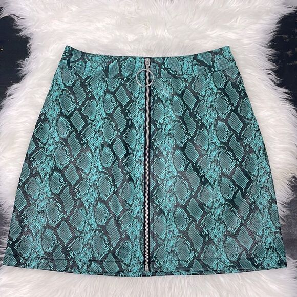 Tiger Mist | faux leather mini skirt M, green snake pattern,front zipper… - Picture 1 of 6